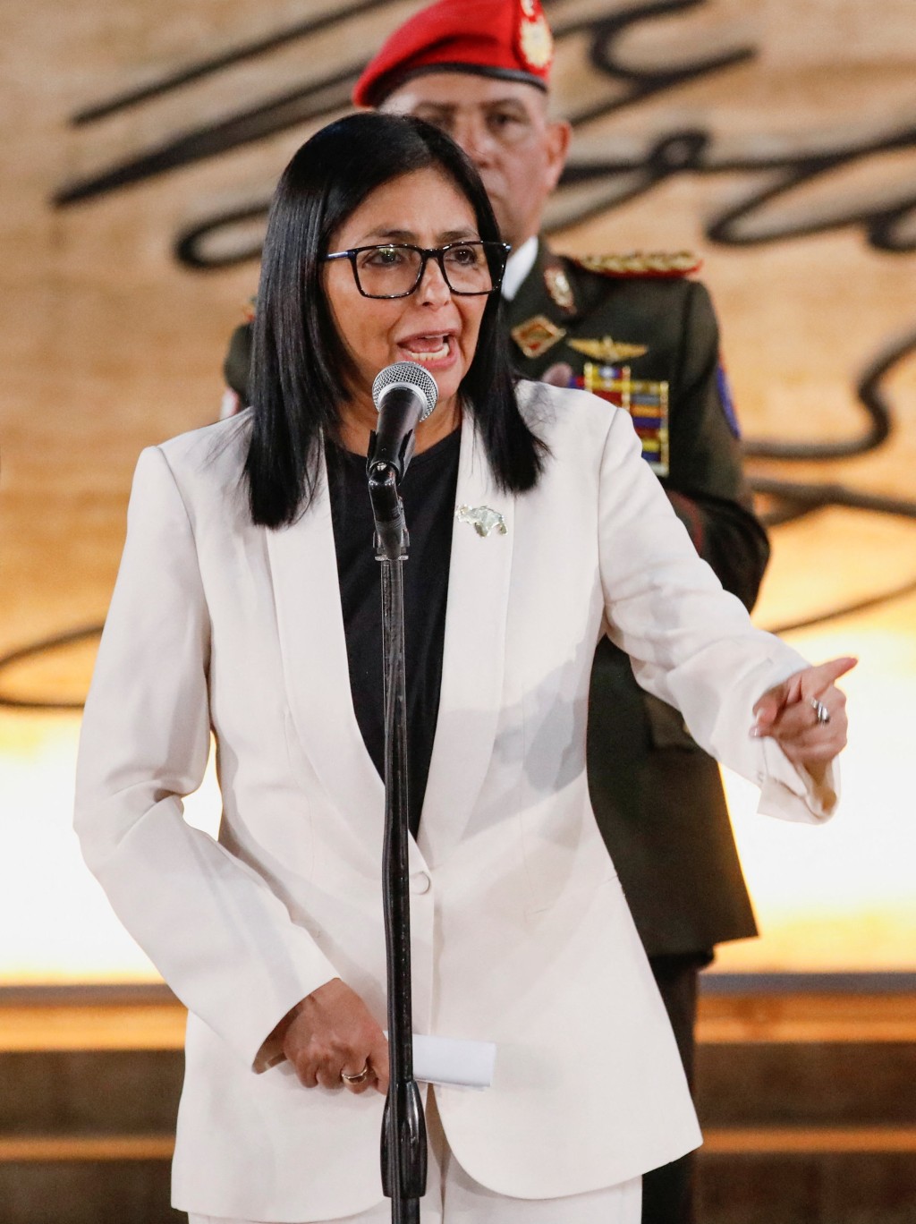 委內瑞拉副總統兼石油部長羅德里格斯已宣誓就任代理總統。路透社