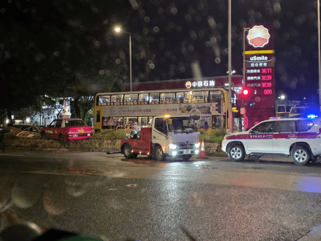 從網上流傳的圖片可見，事發時正值下雨，現場路面濕滑。該輛的士擱在石壆之上，路邊欄杆被撞倒，需由拖車到場處理。車cam L（香港群組）