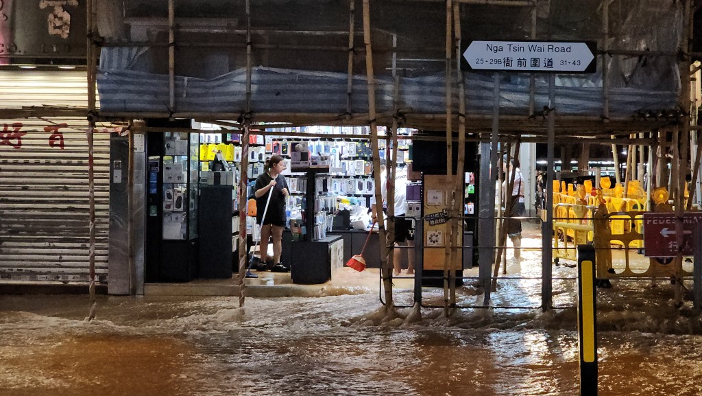 路面滿目瘡痍,街道恍如澤國。 路面滿目瘡痍,街道恍如澤國。
