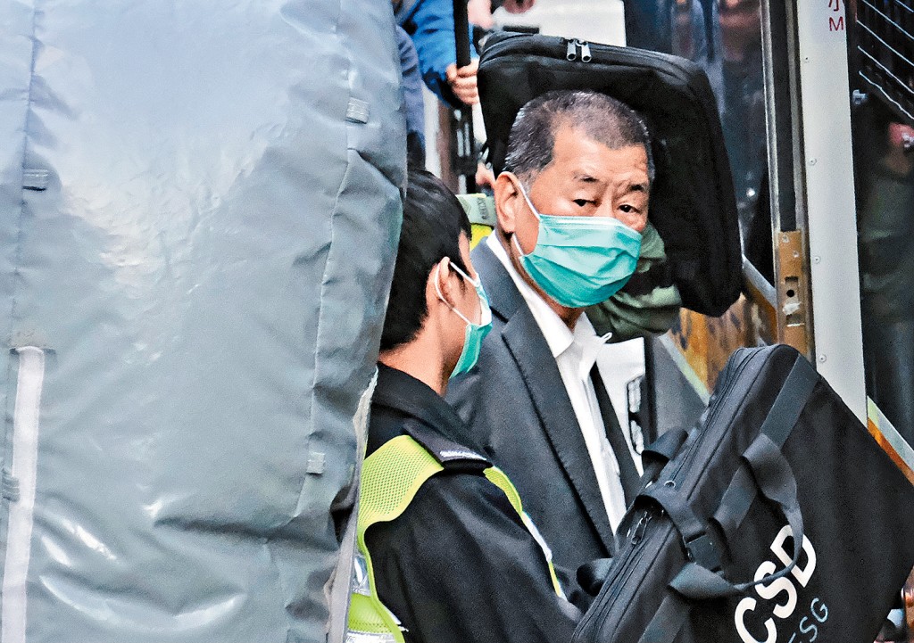 控方指出即使在被捕及《香港國安法》生效後,黎智英仍指示《蘋果日報》維持原有「黃色」編採方針。