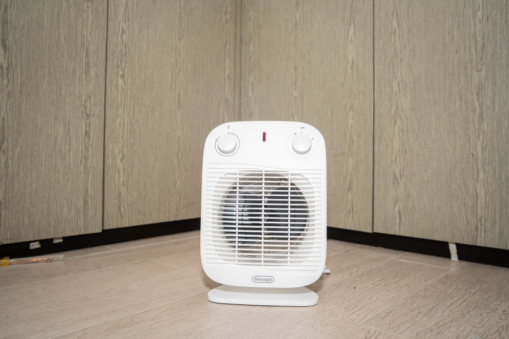 傳統暖風機主要靠內置風扇吹出暖風，重量較輕，適合房間較小用家使用。