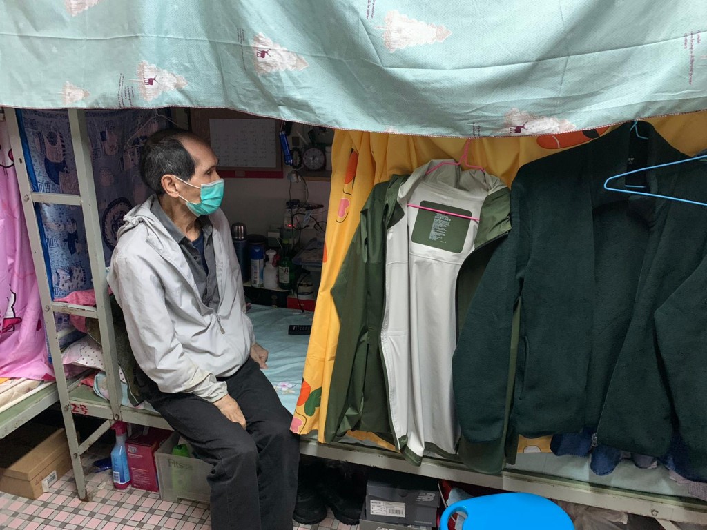 羅伯獨自租住深水埗一張只有18呎的籠屋床位。
