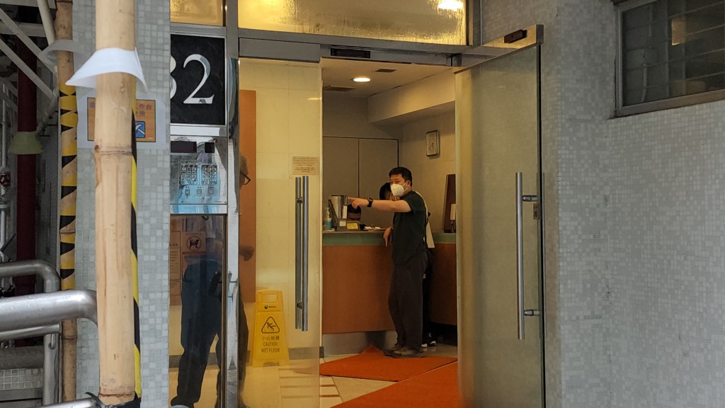 多名警員出入大廈調查。 多名警員出入大廈調查。