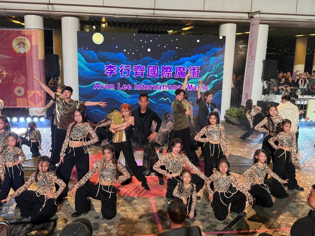 魔术表演嬴得不少欢呼声。