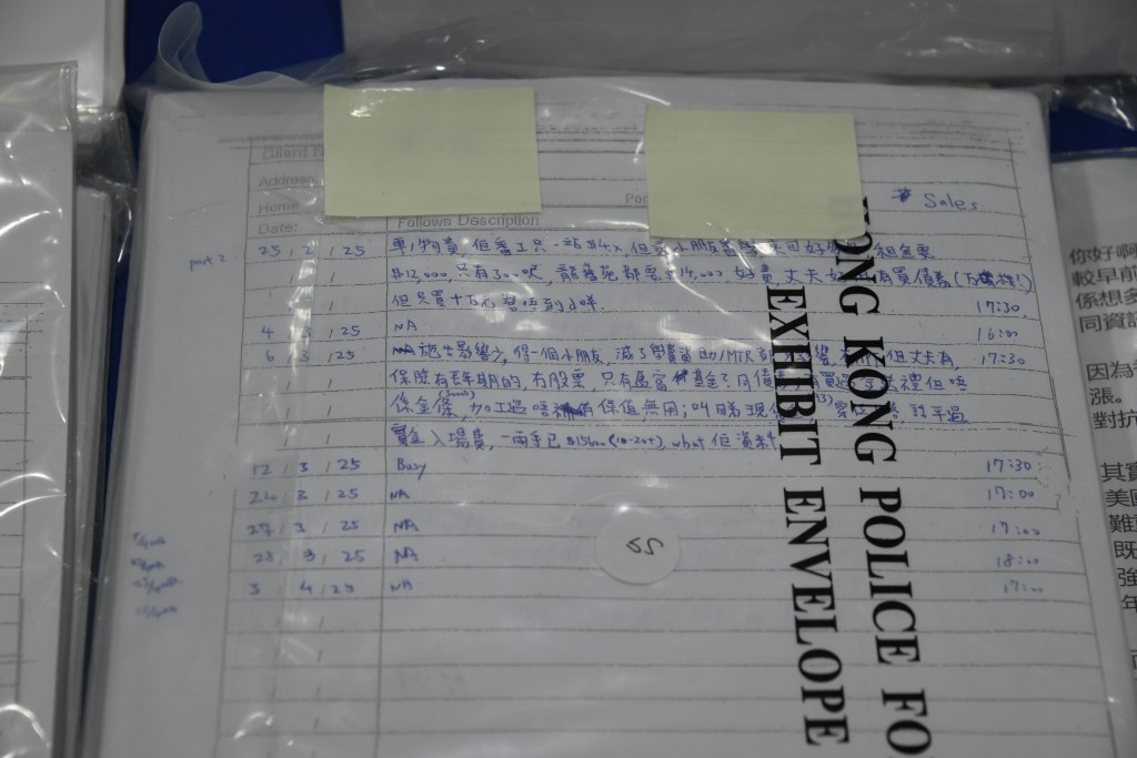 警方檢獲騙徒所使用的問卷及講稿。楊偉亨攝 警方檢獲騙徒所使用的問卷及講稿。楊偉亨攝