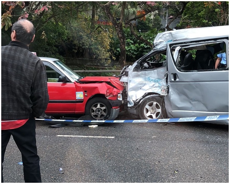 客貨車車頭嚴重損毀。 圖:讀者提供