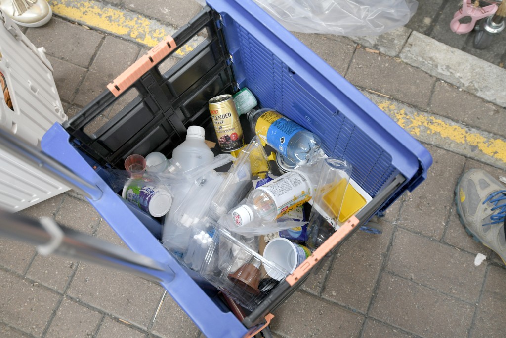 不少市民将平日家中储存的废品拿来回收。  陈浩元摄