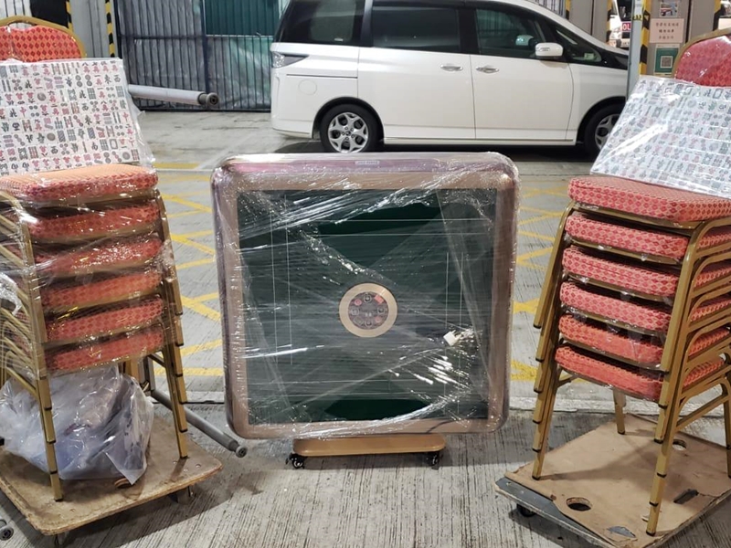 行動中,警方檢獲一張麻雀枱及兩副麻雀等。警方圖片