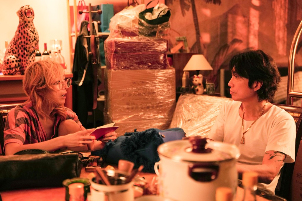 《夜王》這一幕，Sammi、黃子華在家裡談夜總會行業前景，Sammi就角色心理狀況而素顏上陣。