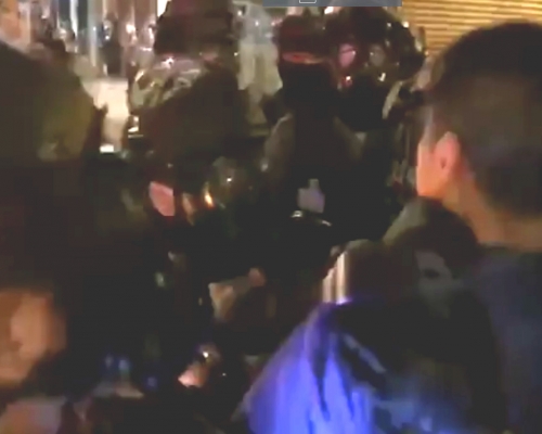 一名消防員向在場防暴警員投訴,雙方發生爭拗。台灣中視截圖