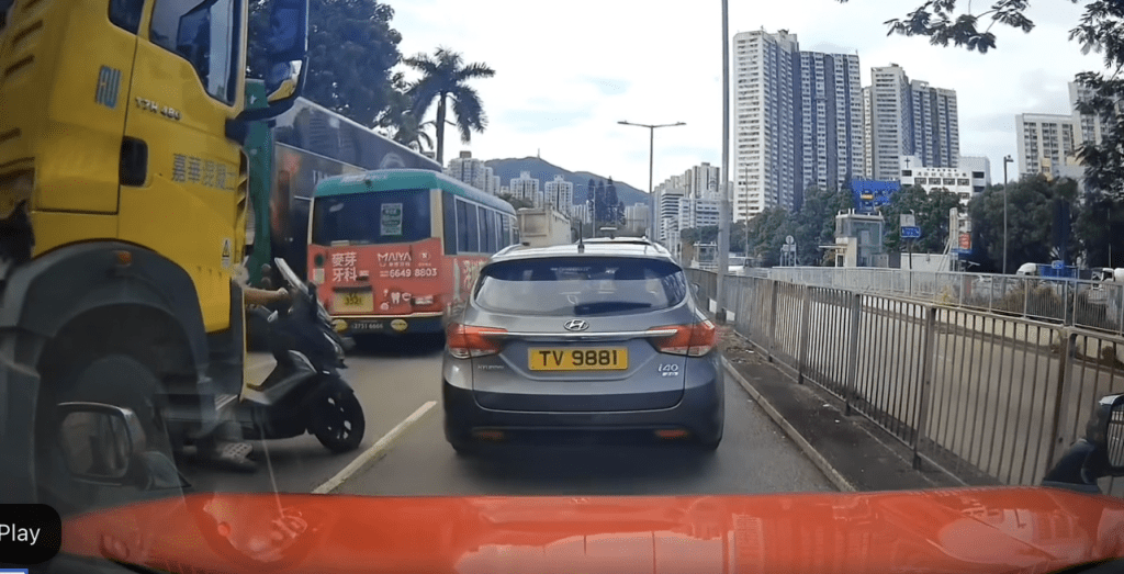 但很快便轉燈號，車龍啟動，疑電單車未能趕及。