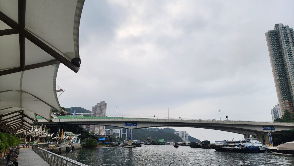 日間部分時間有陽光及酷熱,最高氣溫約33度。黎志偉攝 日間部分時間有陽光及酷熱,最高氣溫約33度。黎志偉攝