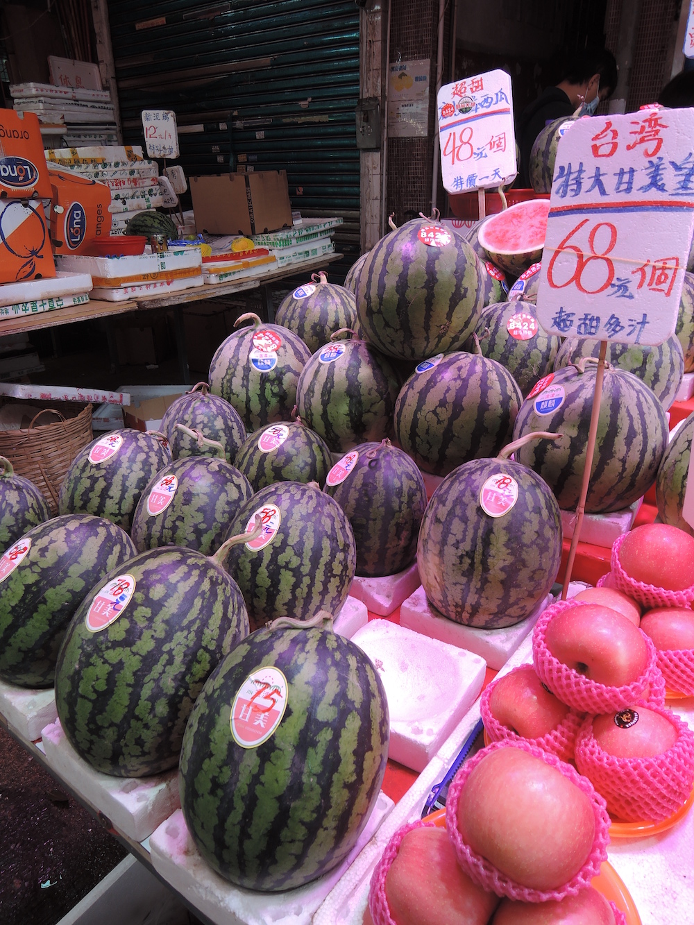 圖示一間水果零售店售賣的懷疑附有虛假產地說明西瓜。政府新聞處圖片