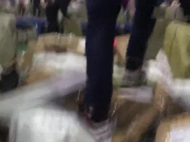 快遞包裹鋪滿地上,工作人員直接踩過。(網圖)