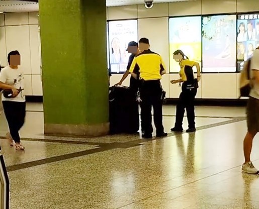 港鐵藉此機會提醒乘客,乘客若攜帶大型行 李或物件乘搭港鐵,有機會阻礙車廂和車站 通道,對其他乘客造成滋擾。港鐵呼籲乘客 為己為人,共同維持一個舒適的乘車環境。 車站職員會不時留意大堂及月台的情況,若 發現有關情況,會作出適切跟進。Threads截圖 港鐵藉此機會提醒乘客,乘客若攜帶大型行 李或物件乘搭港鐵,有機會阻礙車廂和車站 通道,對其他乘客造成滋擾。港鐵呼籲乘客 為己為人,共同維持一個舒適的乘車環境。 車站職員會不時留意大堂及月台的情況,若 發現有關情況,會作出適切跟進。Threads截圖