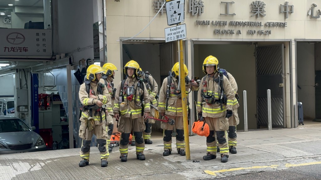 消防到场救熄火警。梁国峰摄