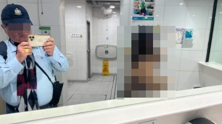 戴警徽鴨嘴帽的大叔在公廁內用手機偷拍受害人，並將相片放上網公開。網上圖片