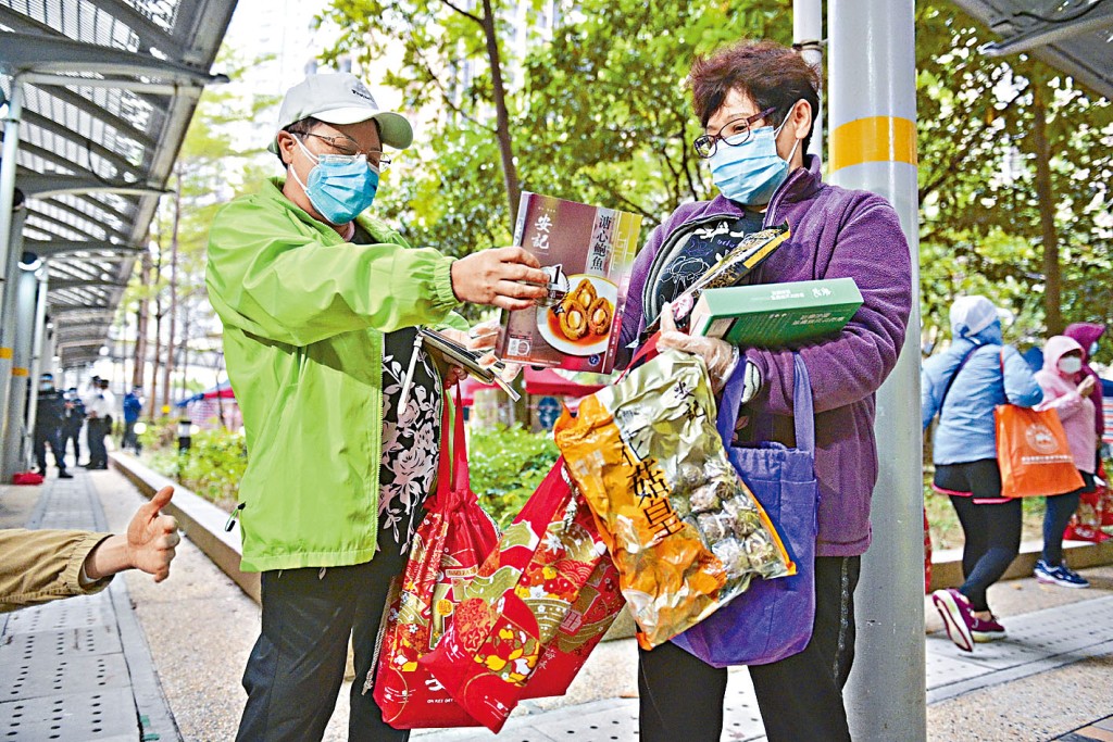 逸葵樓居民獲發賀年禮包。
