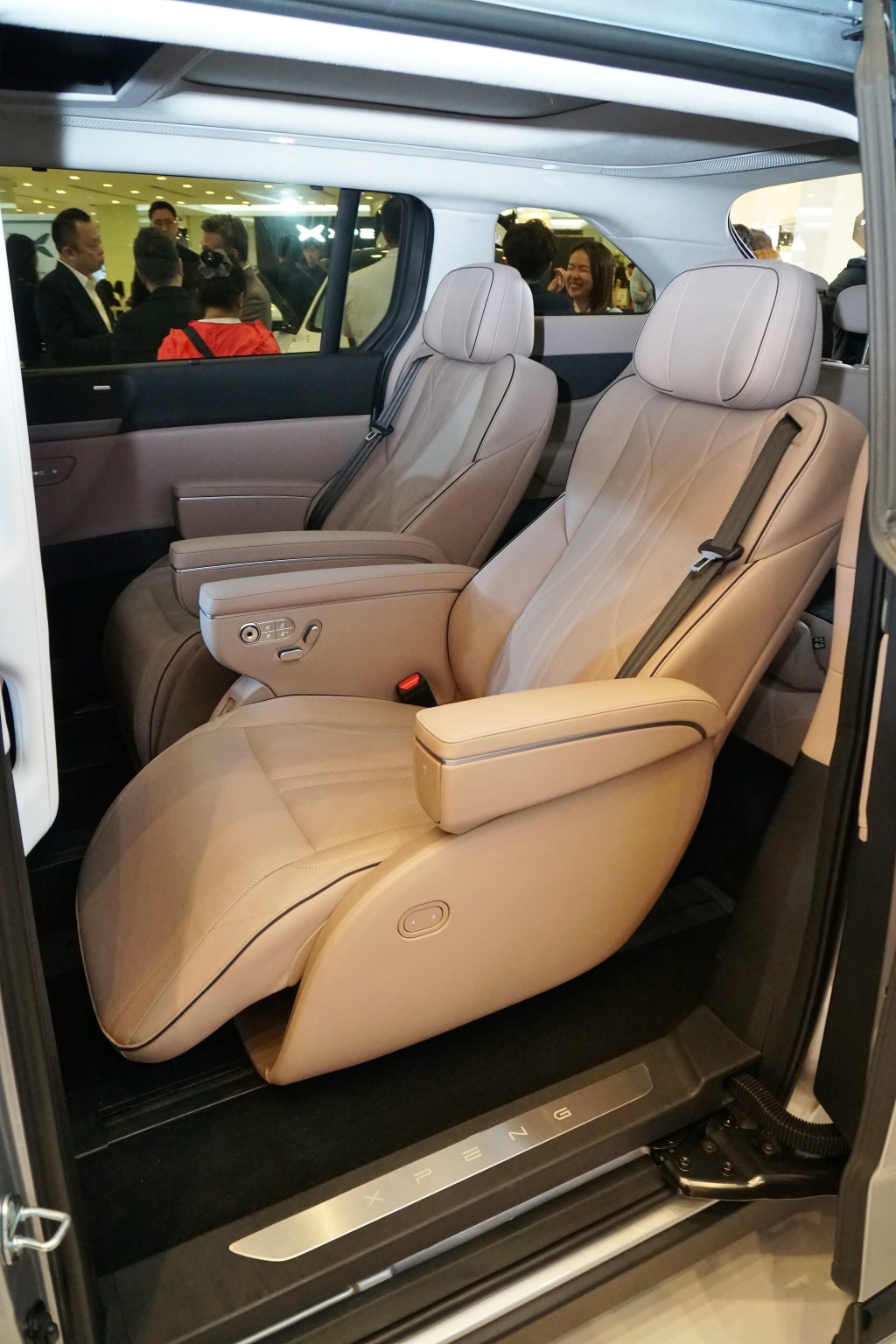 小鵬汽車XPENG X9中排兩張獨立電控大班椅附冷暖功能和小腿承托墊。
