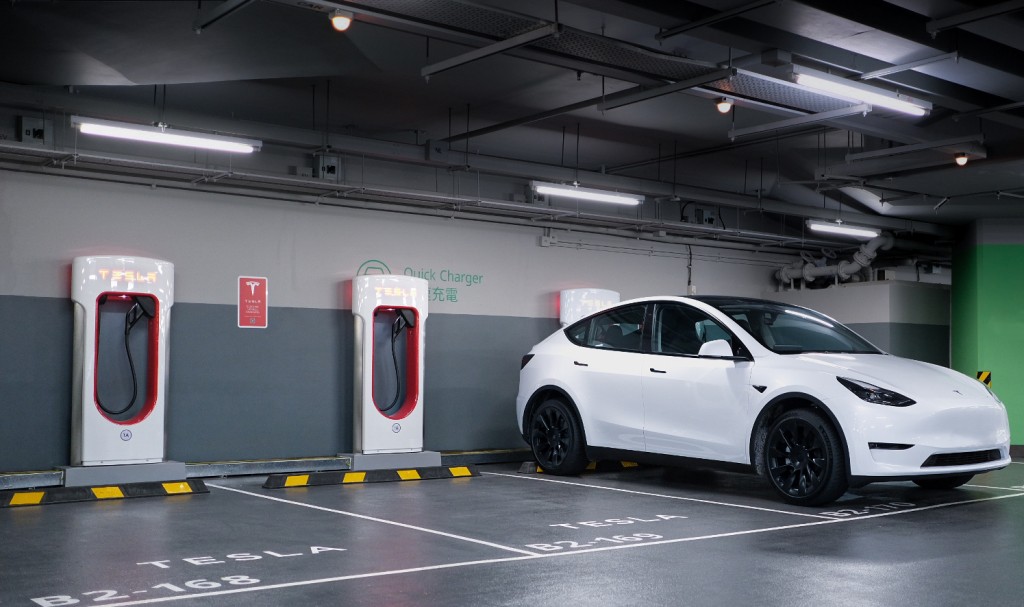 ●截至今年6月底Tesla於全港18區設有54個超級充電站合共261個快充車位，繁忙時間收費為$3.9/kWh。