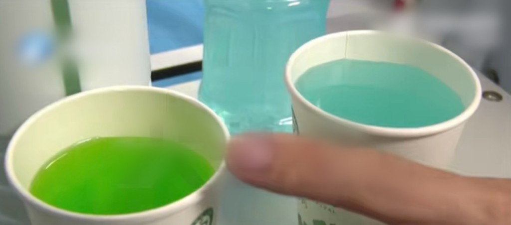 记者发现防冻剂（左）看起来与运动饮料（右）相似。