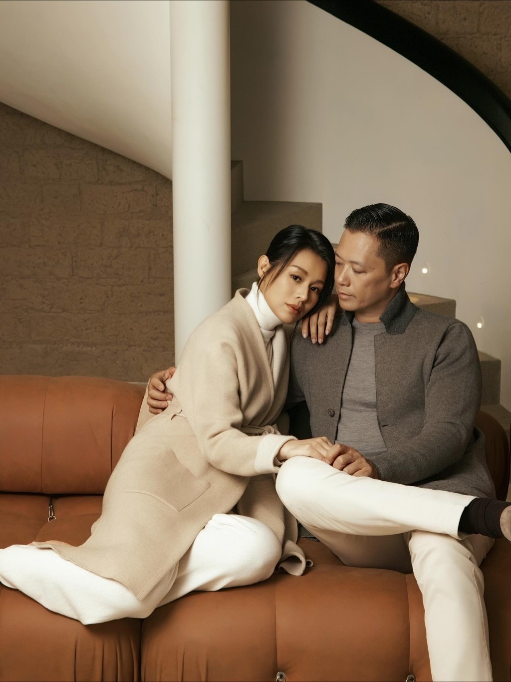 兩公婆坐在梳化上,李乘德低頭望住老婆胡杏兒,互相輕輕拖着雙手,十分恩愛。 兩公婆坐在梳化上,李乘德低頭望住老婆胡杏兒,互相輕輕拖着雙手,十分恩愛。