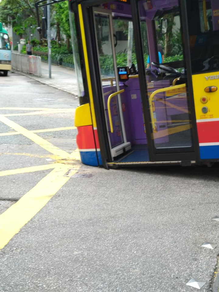 城巴車底撞上馬路。網民關宇軒‎圖片