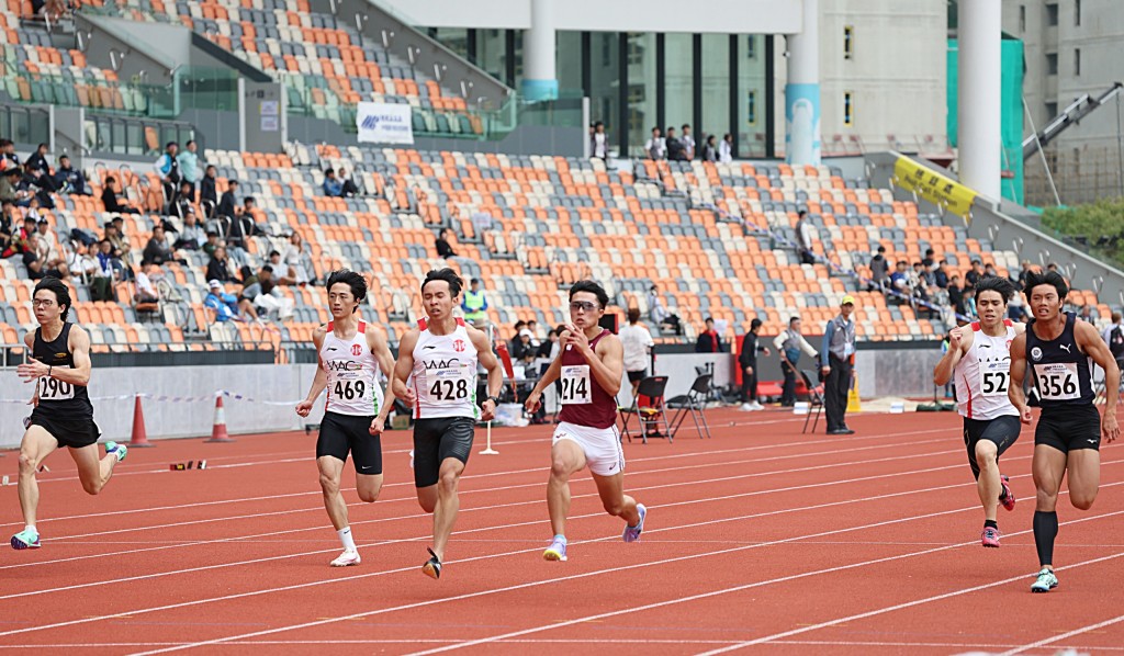 男子100米跑，巴黎奥运代表刁俊稀（左三）以10秒67第7名冲过终点（撇除海外选手，他是香港第2名）。徐嘉华摄