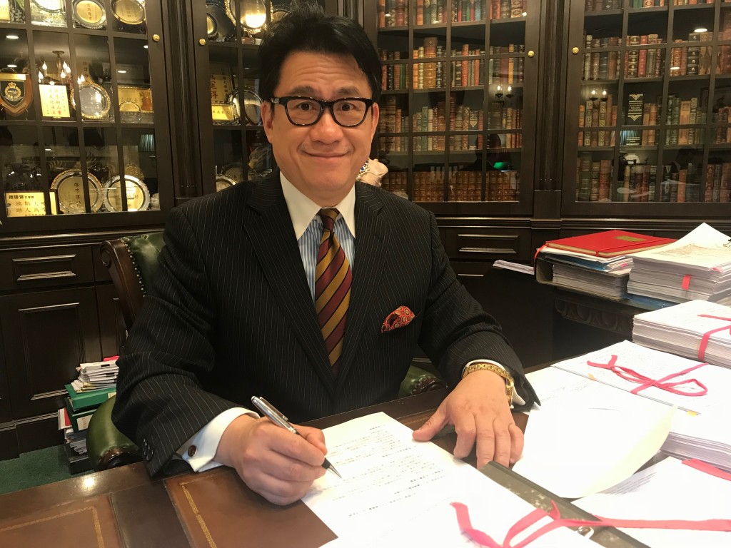 大律師陸偉雄表示，類似逆線行車個案，執法部門會根據多項因素決定檢控方向。資料圖片