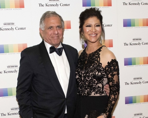 刚宣布落台的CBS主席穆恩维斯及其妻Julie Chen。AP资料图片