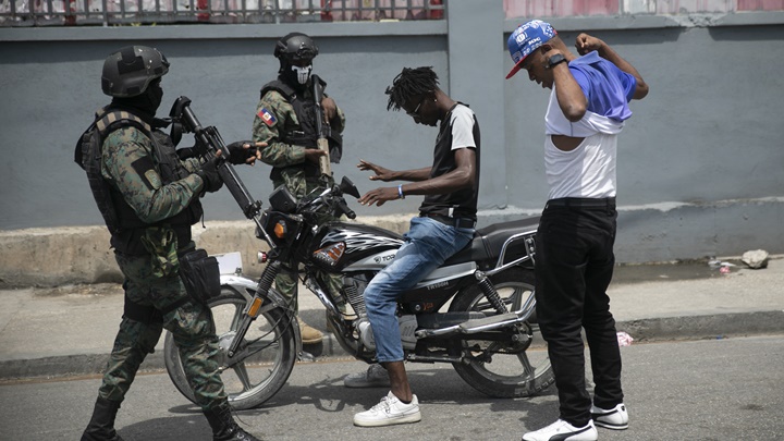 海地近期爆發嚴重幫衝突，全副武裝的警察在首都太子港巡查。AP圖片