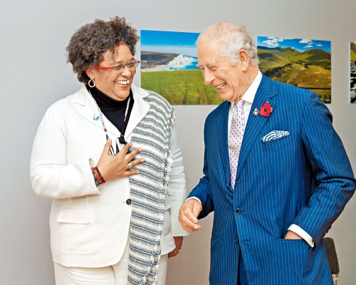 ■英國皇儲查理斯月初在蘇格蘭舉行的聯合國氣候大會期間，會見巴巴多斯女總理莫特利。