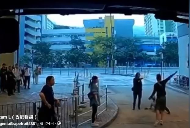 黑衫男指車長自己跌倒。fb 車cam L（香港群組）MagentaGrapefruit4881