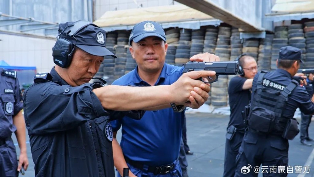 內地警察對使用槍械有嚴格訓練與限制。微博