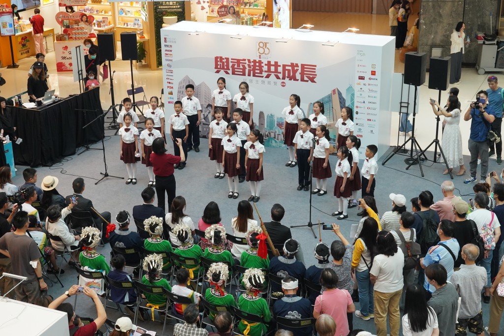 星島85周年『與香港共成 長』巡迴主題展覽」（新界區）早前舉行「全城傳承 關愛共成長」活動，現場逾60位兒童唱歌跳舞，吸引不少市民觀賞。