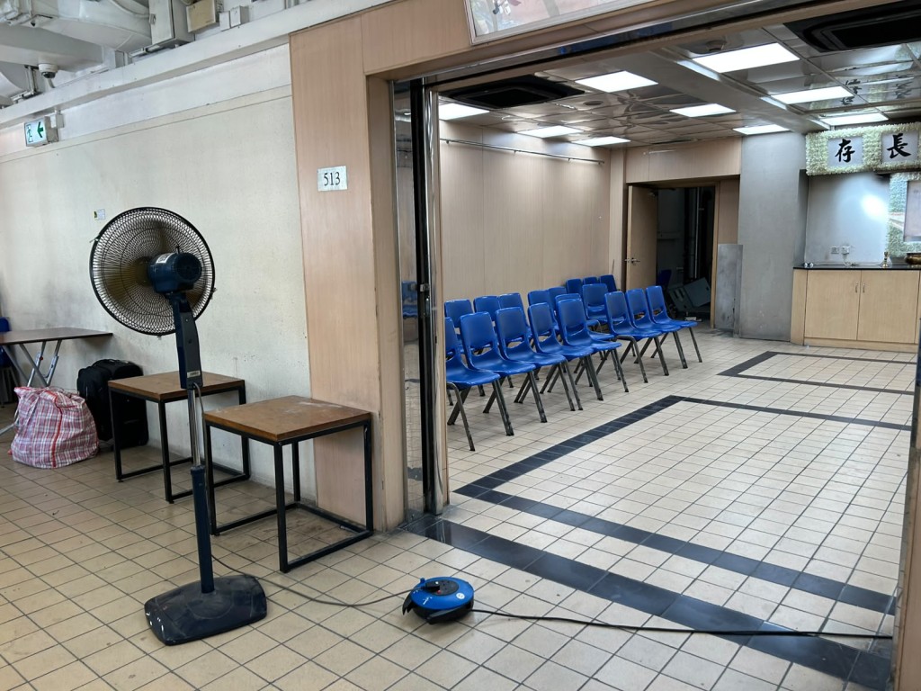 殯儀館擺設風扇加強通風。曾志恆攝 殯儀館擺設風扇加強通風。曾志恆攝