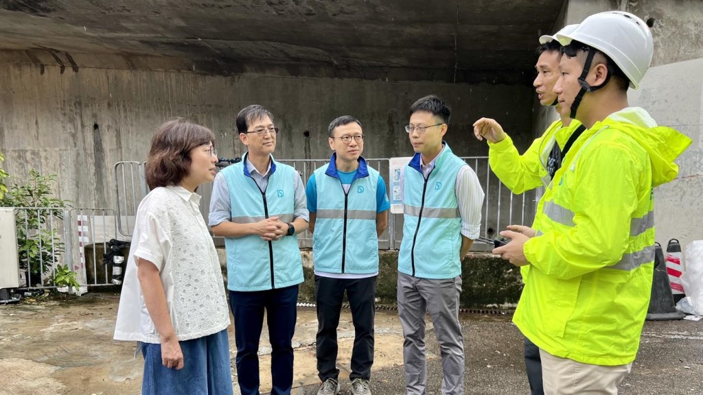 甯漢豪在渠務署助理署長(操作維修)劉勝昌(左二)陪同下,到薄扶林了解部門暴雨過後的跟進工作。發展局fb