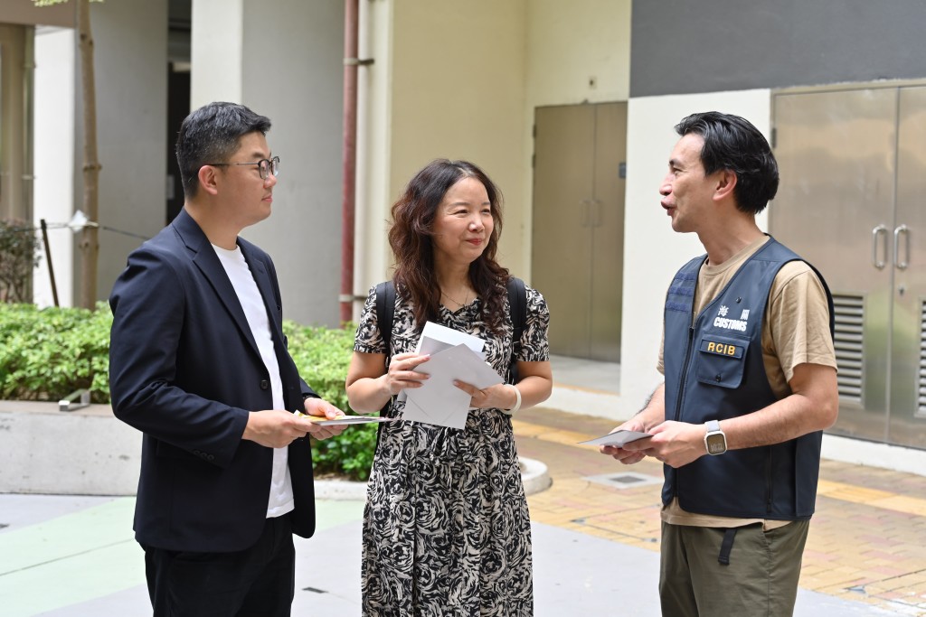 海關人員向區議員及居民介紹海關打擊私煙的工作。政府新聞處圖片 海關人員向區議員及居民介紹海關打擊私煙的工作。政府新聞處圖片