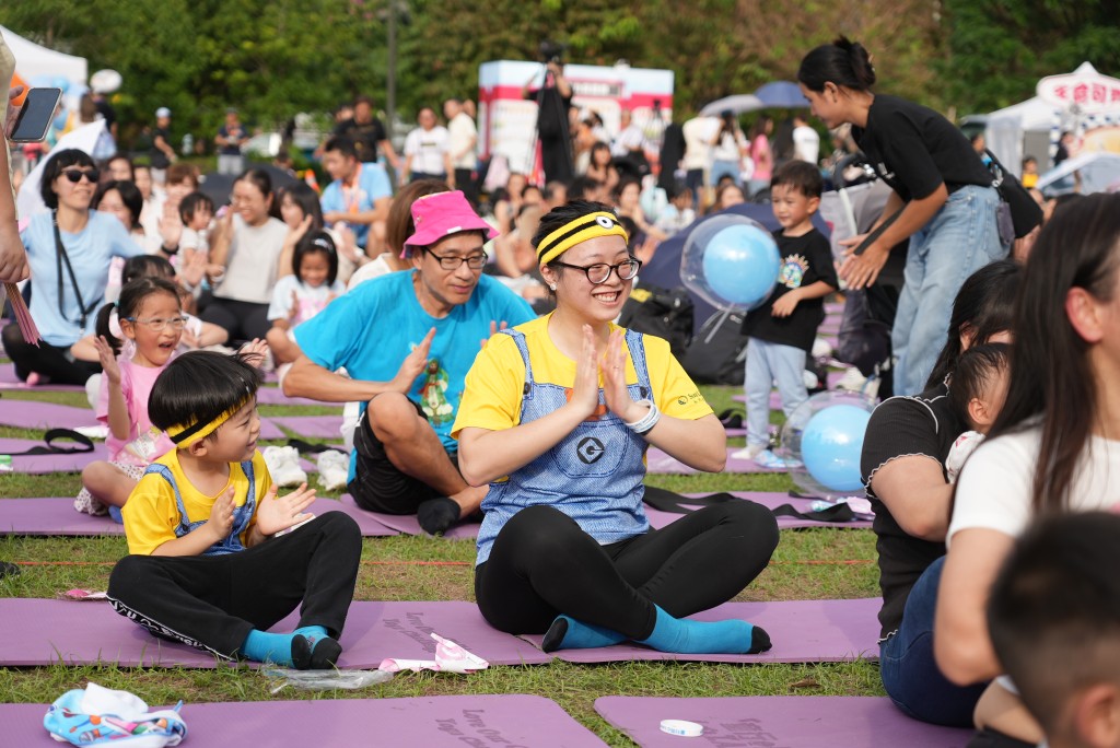 嘉年華活動其中一個賣點，共640人在西九文化區進行進行戶外親子瑜伽，挑戰世界記錄。