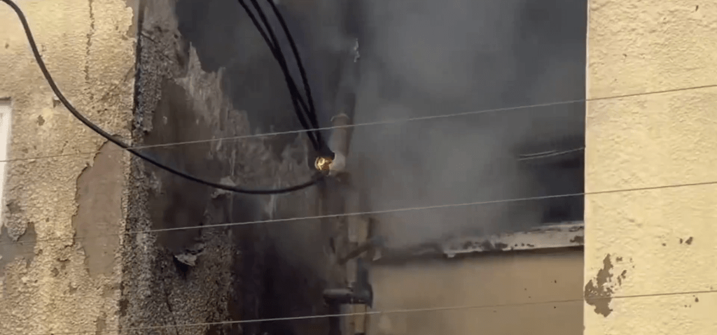 上海黃浦一小區突發火災，樓內冒出大量濃煙。