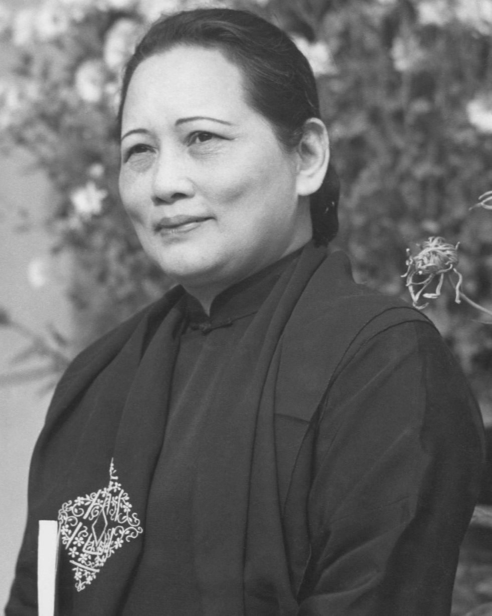 宋慶玲於北京方巾巷寓所留影。 Wiki 宋慶玲於北京方巾巷寓所留影。 Wiki