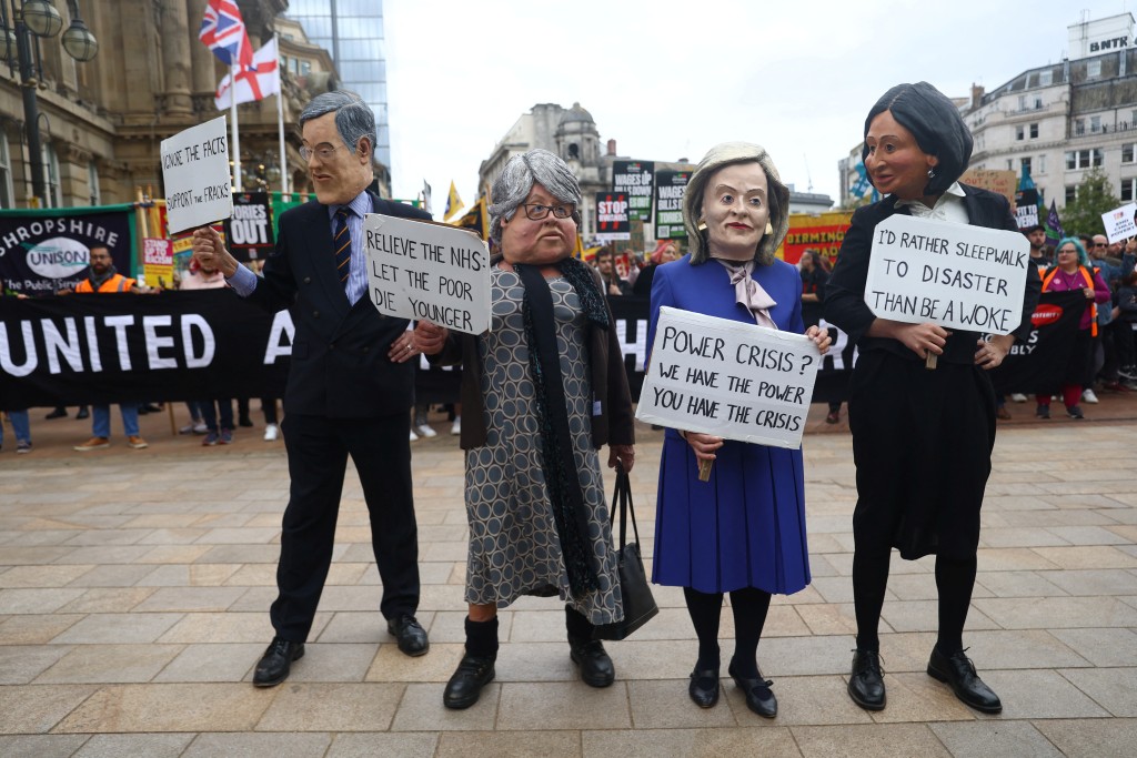 英國爆發抗議物價高漲的示威。路透社圖片