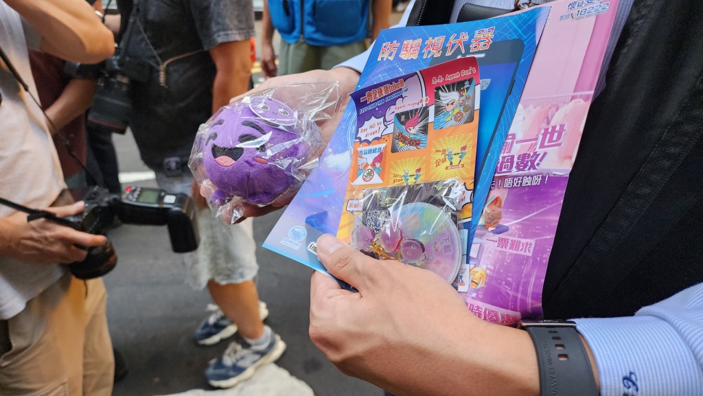 警方今日到蘭桂坊多間酒吧，向酒吧負責人及顧客派發宣傳物品及單張。