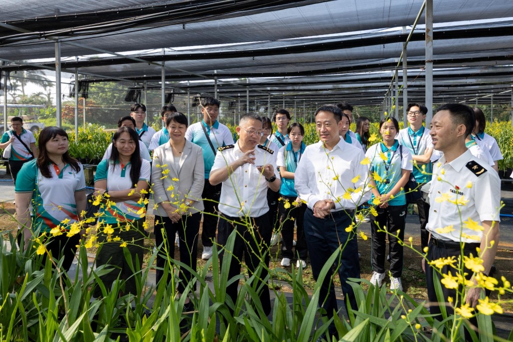 海關關長陳子達(前排右二)、中央人民政府駐香港特別行政區聯絡辦公室警務聯絡部海關聯絡處處長莊嚴(前排左三)、Customs YES管理委員會理事李曉華(前排左二),以及名譽會長會名譽會長梁瑋琪(前排左一)帶領Customs YES會員參觀海口海關動植物檢疫中心文昌基地,了解國家在動植物檢疫及海關口岸運作上的最新發展。 海關關長陳子達(前排右二)、中央人民政府駐香港特別行政區聯絡辦公室警務聯絡部海關聯絡處處長莊嚴(前排左三)、Customs YES管理委員會理事李曉華(前排左二),以及名譽會長會名譽會長梁瑋琪(前排左一)帶領Customs YES會員參觀海口海關動植物檢疫中心文昌基地,了解國家在動植物檢疫及海關口岸運作上的最新發展。