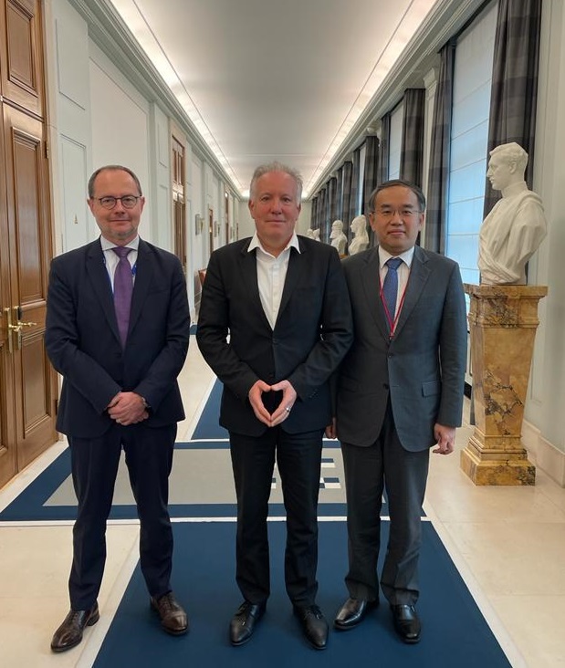 许正宇（右）与比利时国家银行总监Mr Tom Dechaene（中）及研究部主管Mr Xavier Debrun（左）会面。财经事务及库务局FB图片