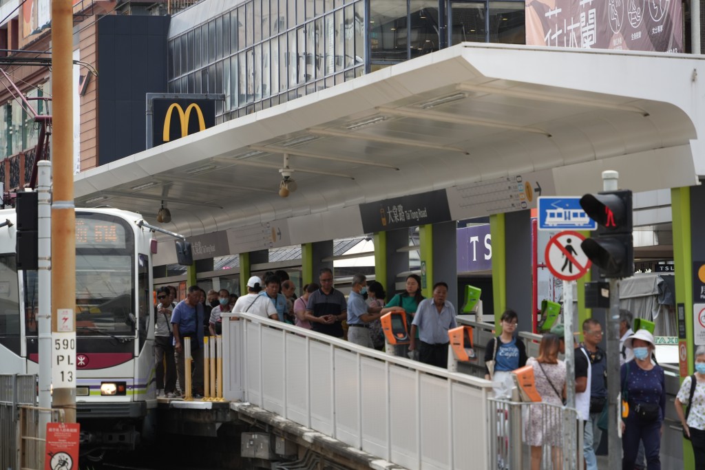 港铁列车、轻铁和港铁巴士服务将会提早于下午3时起逐步加强至繁忙时间班次。