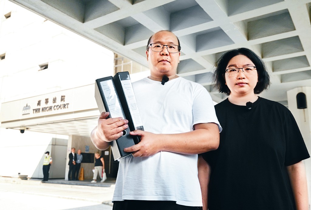 「非常父亲」曾伟邦在庭外强调，初生婴儿极度需要家庭照顾，而这些需求在住宿照顾机构中无法得到妥善满足。