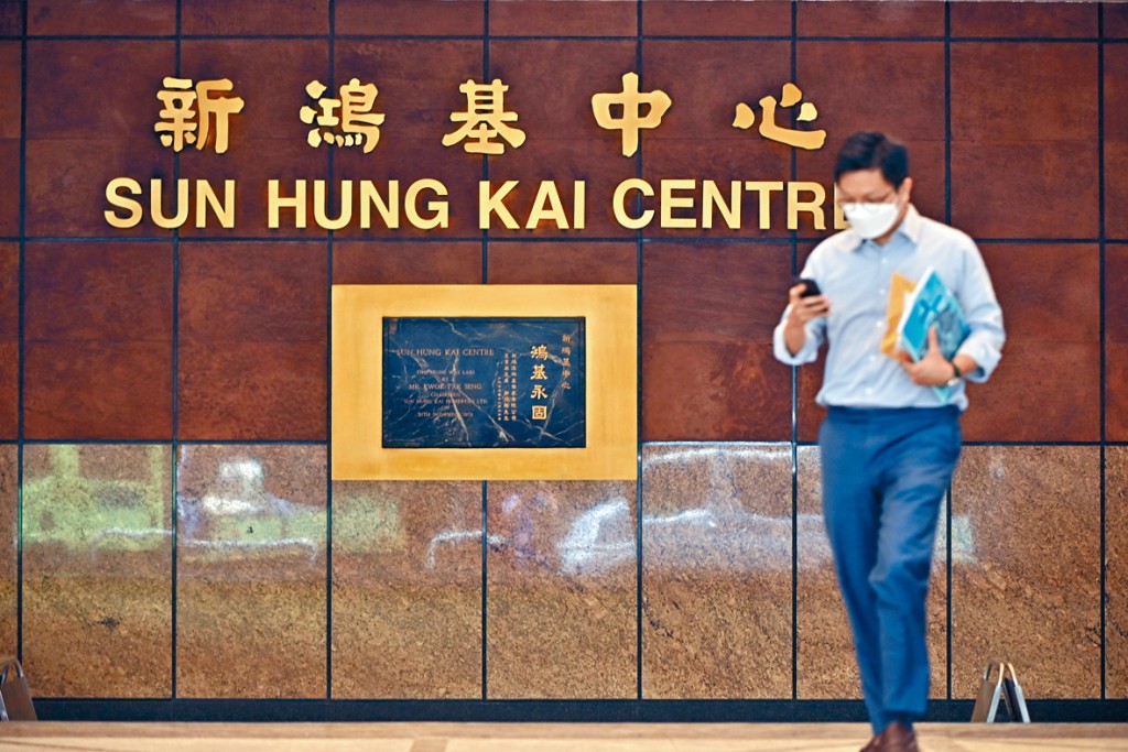 對於馮秀炎遭停職的消息，新地對傳聞不作回應。