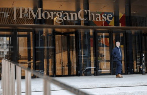 美國總統特朗普入稟美國法院，控告摩根大通（JPMorgan Chase）及其行政總裁戴蒙，索償至少50億美元。法新社