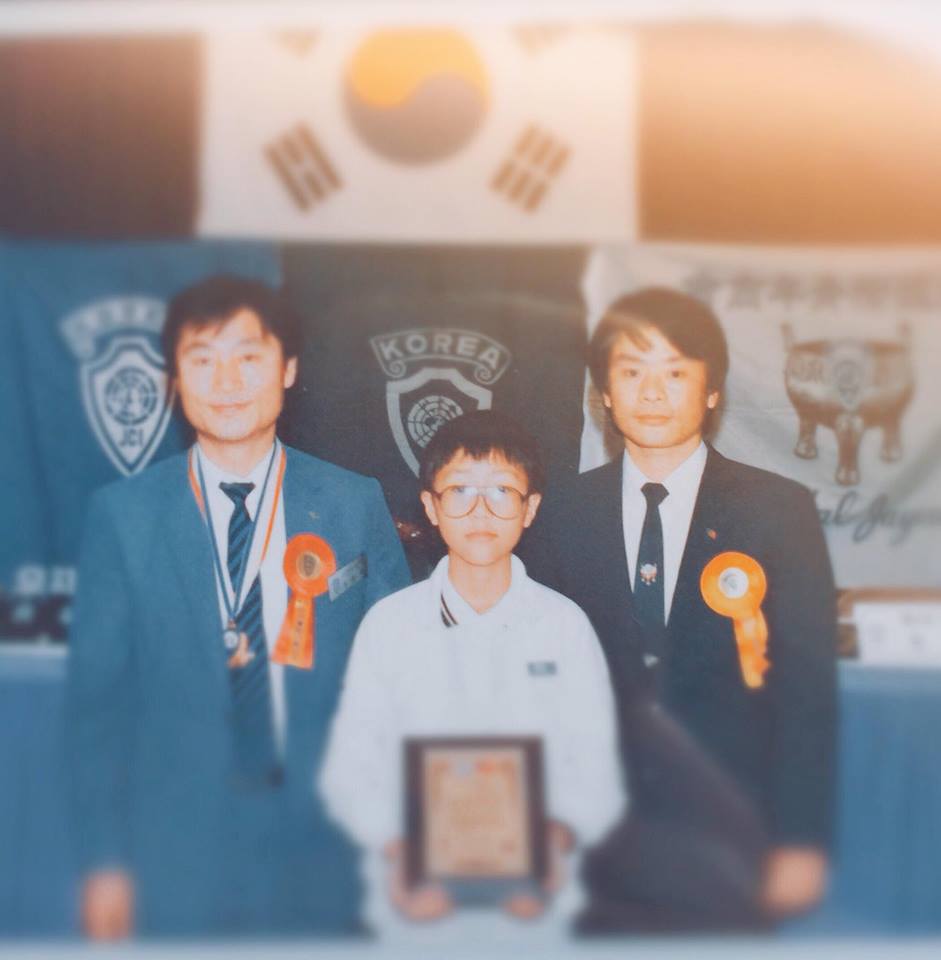 那時，阿信戴著一副笨重的眼鏡，呆捧著獎狀。阿信fb圖片